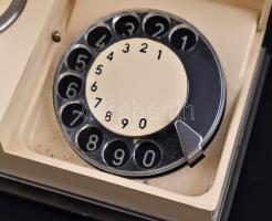 Régi tárcsázós telefon, kisebb kopásnyomokkal, 10×17×32 cm