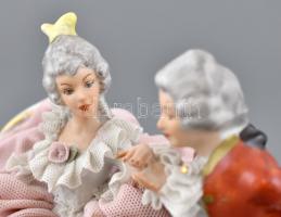 Drezdai rokokó stílusú porcelán szobor. Kézzel festett, jelzett, sérült. m: 14 cm