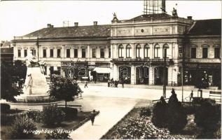 1930 Nyíregyháza, Városháza, Feuer Miksa, Weisz Jakab, Barsch Gusztáv, Füredi Vilmos üzlete. Fábián Pál kiadása (fa)