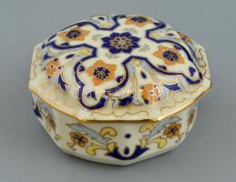Zsolnay porcelán mintás bonbonier, kézzel festett, jelzett, kis kopásnyomokkal, d: 9 cm, m: 4 cm