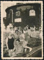 1937 Széchenyi fürdő, Budapest:4 hölgy és egy férfi a medencében. Hátoldalán feliratozott vintage fotó, sarkaiban kisebb töréssel. 9x6 cm.