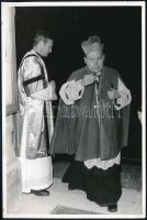cca 1980-85 Dr. Bánk József (1911- 2002) váci érsek-püspökről készült felvétel, a hátoldalán pecséttel jelzett (Koós Gy. fotóriport iroda), szélén két apró folttal és minimális szakadással 18x12 cm