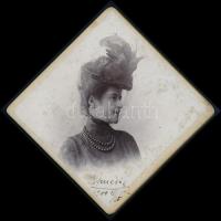 1900 Hölgy kalapban, keményhátzú fotó az Excelsior budapesti műteremből, 6,5×6,5 cm