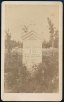cca 1870 Scharbert Vilmos sírja, keményhátú fotó Ludwig Held műterméből, 10×6 cm