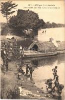 Mosás és mosdás a víznél. Afrikai folklór, Laveuses sur les bords d'un fleuve / river, washing, bathing, boat, African folklore