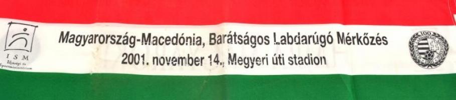 Magyarország-Macedónia barátságos labdarúgó mérkőzés, nemzetiszínű szalag, enyhén kopottas állapotba...