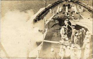 1916 SMS Szent István az Osztrák-Magyar Haditengerészet Tegetthoff-osztályú csatahajójának fedélzete, matrózok ágyú kilövésekor  / K.u.K. Kriegsmarine / WWI Austro-Hungarian Navy Tegetthoff-class dreadnought battleship, mariners on deck during cannon firing. photo