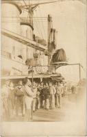 K.u.K. Kriegsmarine, Turnen am Bord. Verlag A. Fischer, Pola, Nr. 525. / Osztrák-magyar matrózok nyújtó szertorna gyakorlat közben a fedélzeten / Austro-Hungarian Navy, mariners doing gymnastics on board + "K.u.K. Kriegsmarine S.M.S. "Alpha" (EK)