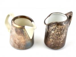 2 db ezüst mázas jelzetlen porcelán kiöntő m: 6,5 cm és 8,5 cm + 2 db porcelán csésze fém tartóban, ...