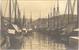 Fiume, Rijeka; Fiumara / kikötő, halászhajók / port, fishing boats. Photogr. Kunstverlag Erich Bährendt (Abbazia) photo