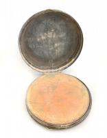 Ezüst(Ag) ornamentikus mintával díszített púdertartó, jelzett, d: 6 cm, bruttó: 54,4 g