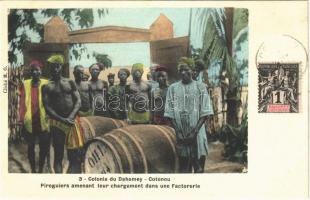 Cotonou, Piroguiers amenant leur chargement dans une Factorerie / natives carriers