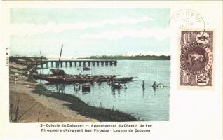 Cotonou, Appontement du Chemin de Fer, Piroguiers chargeant leur Pirogue, Lagune / lagoon, barrels transport on pirogues, pier