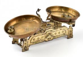 Régi fém mérleg, 5 db súllyal, kopottas állapotban, tányérok kissé horpadtak, 19,5x42 cm