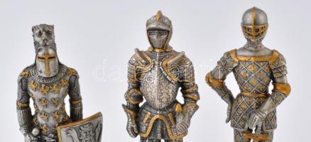 3 db fém lovag figura, egyik sérült, m: 10 cm