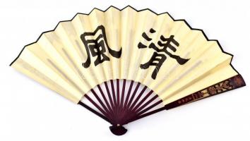 Kézzel festett selyem legyező, faragásokkal, h (összecsukva): 33 cm