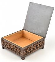 Iparművészeti Lignifer réz doboz, figurális díszítéssel, belül fával bélelt, alján hiányos címkével ...