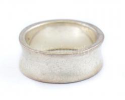 Ezüst(Ag) homorú karikagyűrű, jelzett, méret: 52, nettó: 5,6 g