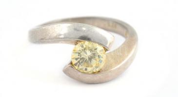 Ezüst(Ag) gyűrű sárga kővel, jelzett, méret: 52, bruttó: 4,3 g