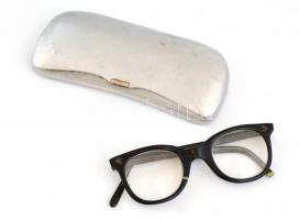 Régi szemüveg törött kerettel, fém tokban, szemüveg h: 12,5 cm