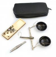 Ópium mérleg súlyokkal, bőr tokban, 20,5x18,5 cm