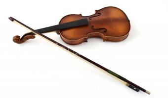 Tanuló hegedű, vonóval, húrok nélkül, tokban, kopásnyomokkal, h: 46 cm