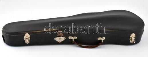 Tanuló hegedű, vonóval, húrok nélkül, tokban, kopásnyomokkal, h: 46 cm