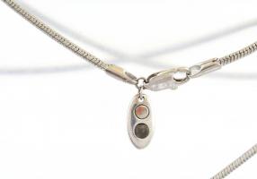 Ezüst(Ag) aventurin köves medál bizsu láncon, jelzetlen, h: 45 cm, medál: 3x0,8 cm, bruttó: 15,04 g