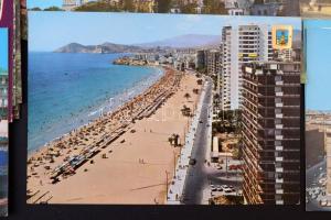 Kb. 300 db MODERN használatlan külföldi színes város képeslap jó állapotban / Cca. 300 modern unused...