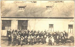 1942 Gyón (Dabas), zárda, gyerekek csoportképe. photo (gyűrődések / creases)