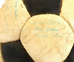 Focilabda aláírásokkal (Brandhuber Tamás, Fehér Gyula, stb.)