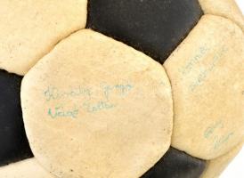 Focilabda aláírásokkal (Brandhuber Tamás, Fehér Gyula, stb.)