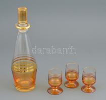 Likőrös üveg kiöntő és 3 db üveg pohár, kopásokkal, csorbákkal, m: 7 cm és 27,5 cm