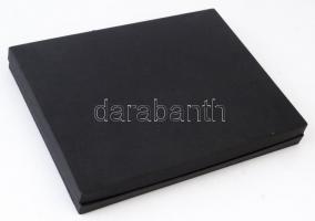 Éremtartó kazetta, kivehető tálcával, összesen 24 férőhellyel. Használt, de jó állapotban