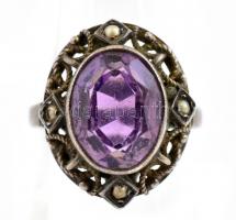 Ezüst(Ag) gyűrű, lila kővel, jelzés nélkül, méret: 50, bruttó: 5,1 g + 1 db bizsu gyűrű