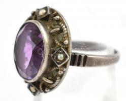Ezüst(Ag) gyűrű, lila kővel, jelzés nélkül, méret: 50, bruttó: 5,1 g + 1 db bizsu gyűrű