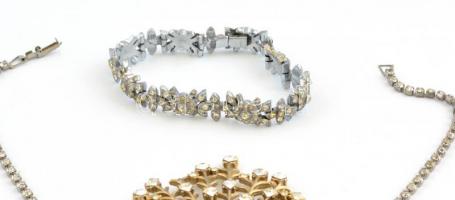 Apró kövekkel díszített bizsu nyaklánc, karkötő és bross