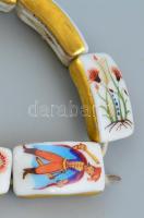 Porcelán karkötő és gobelin hímzéses bross, d: 3 cm