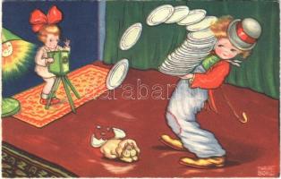 Accident at the photo shoot, children art postcard. Amag 0324. s: Margret Boriss, Baleset a fotózáson, gyermek művészi képeslap. Amag 0324. s: Margret Boriss