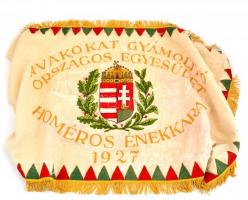 1928 Vakokat Gyámolító Országos Egyesület Homéros énekkara feliratos, címeres, hímzett selyem zászló foszlásokkal. 110x70 cm