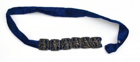 Fém elemekkel díszített kék bársony fejdísz, h: 73 cm