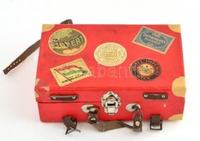 Mini koffer Gerbeaud, Dunapalota, Malért stb. címkével, sérült állapotban, 10x16,5x6 cm