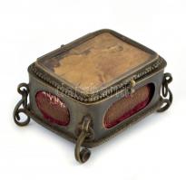 Régi réz ékszeres dobozka, belül kopottas bársony borítással, fedélen női portré, 5,5x7x4 cm