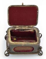 Régi réz ékszeres dobozka, belül kopottas bársony borítással, fedélen női portré, 5,5x7x4 cm