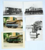5 db vasúti vagonokról, vasúti kocsiról készült fotó, egy papíron, kettő színes, 29x21 cm és 18x23 cm közötti méretben