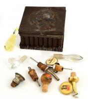 Régi dugók/kiöntők (fém-fa/parafa (6 db), üveg (4db)),összesen 10 db, régi kopott fém dobozban, 4 cm és 9 cm közötti méretben, doboz: 14x14x7 cm