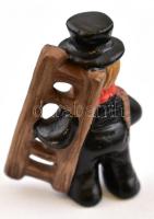 Porcelán kéményseprő figura, porcelán, kézzel festett, jelzés nélkül, kopásnyomokkal, m: 6 cm