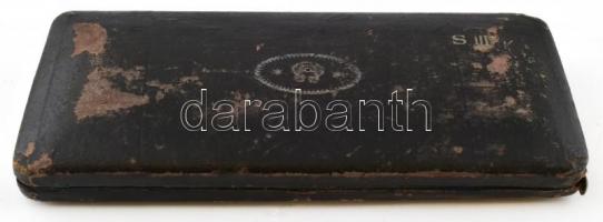 Régi körző készlet, benne kis fém szögmérővel, eredeti kopott dobozában, 15x7 cm