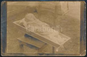 cca 1900 Halott gyermek a koporsóban, fotólap, felületén törésnyomok, 9×14 cm