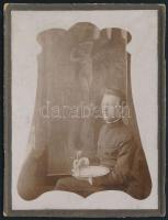 cca 1914 Festegető katona alkotásával, kartonra ragasztott fotó, 11×8 cm